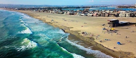 Playa en los alrededores, camastros y toallas de playa