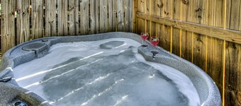 Daniel's Little Bear Hot Tub Hideaway