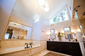 Bathtub, hair dryer, shampoo - The Sparkleberry House - 4 Beds! (Fernandina Beach)