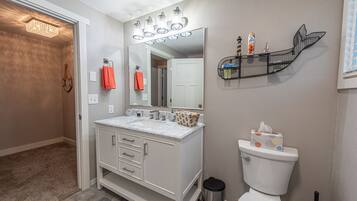 淋浴设施、吹风机、毛巾、卫生纸