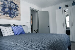 2 bedrooms, iron/ironing board, travel cot, WiFi - Chain O' Lakes Waterfront Getaway Home (Fox Lake)
