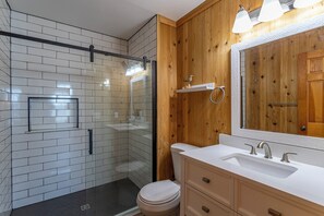 Combined shower/bathtub, hair dryer - Corolla Oceanside Condo Just steps from the Beach - sleeps 6 (Corolla)