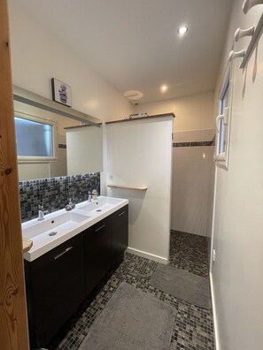Douche, sèche-cheveux, serviettes fournies, papier toilette