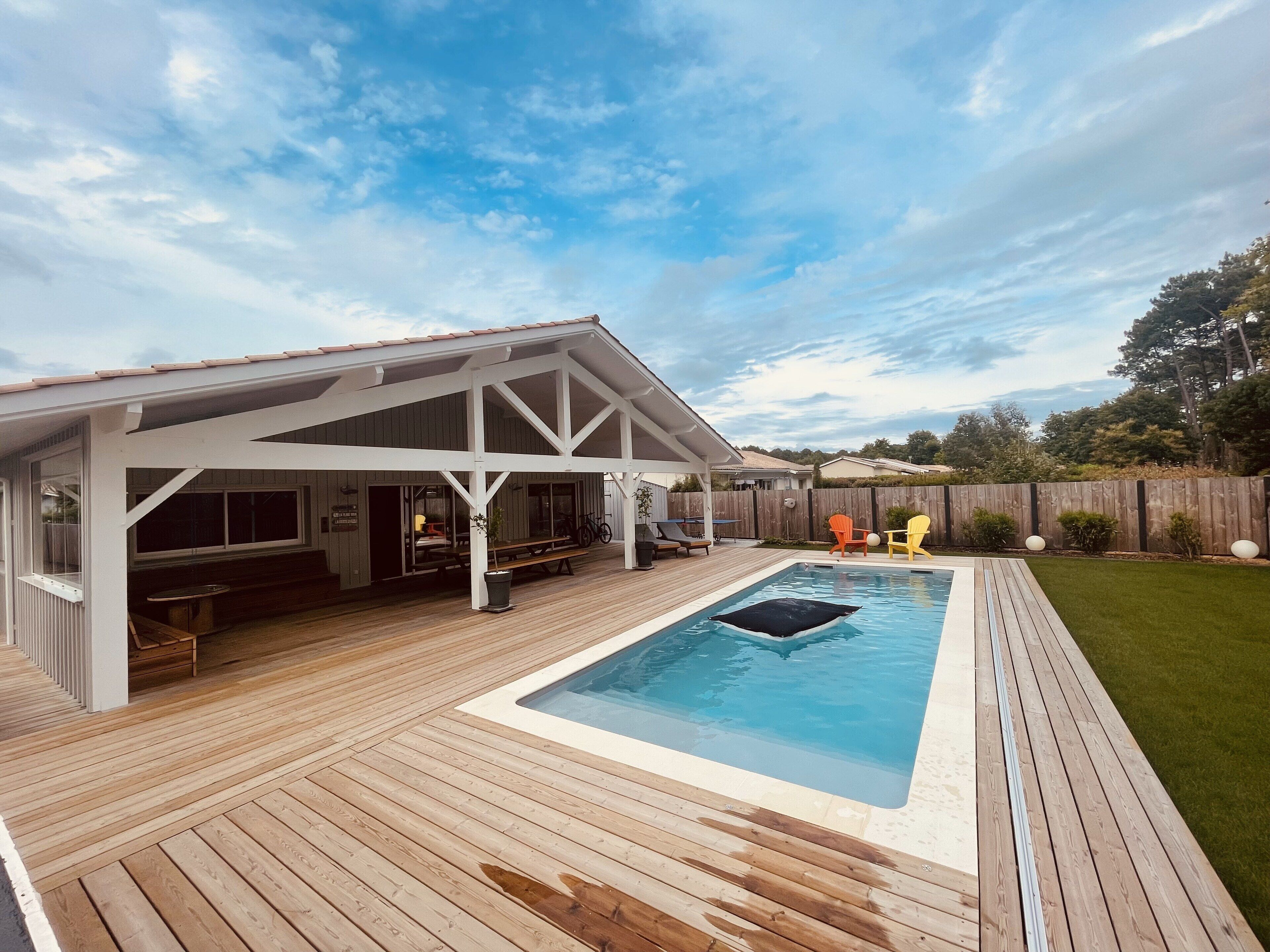 Utomhuspool och uppvärmd pool