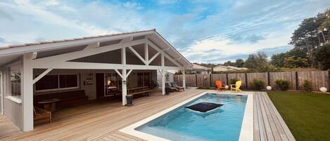 Utomhuspool och uppvärmd pool