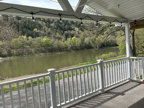 River Front Cottage with Breathtaking view of Allegheny River