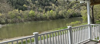 River Front Cottage with Breathtaking view of Allegheny River