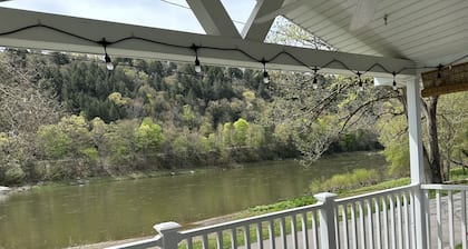 River Front Cottage with Breathtaking view of Allegheny River