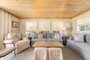 TV - "The Perfect View" - On The Beach in Seagrove! - Sleeps 12 (Santa Rosa Beach)