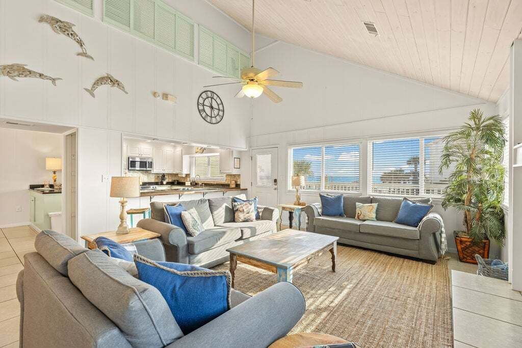 Een flatscreentelevisie en een tafeltennistafel