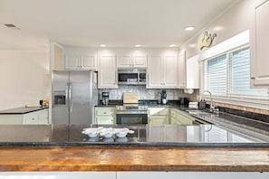 Full-sized fridge, microwave, oven, stovetop
