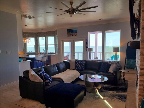 Smart-TV, Kamin, DVD-Player, Bücher