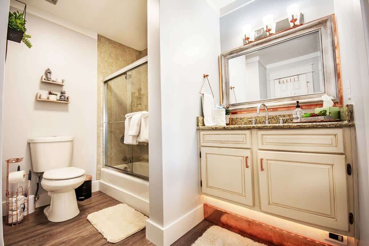 Shower, hair dryer, towels