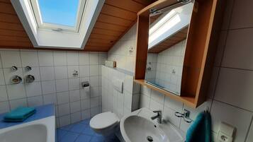 Duschwanne, Haartrockner, Handtücher, Toilettenpapier