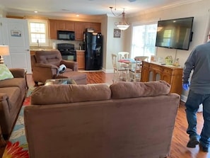 Smart TV, fireplace, DVD player, books - Beautiful house by the beach! Check it out! (Garden City)