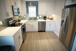 Geladeira, micro-ondas, fogão, cooktop