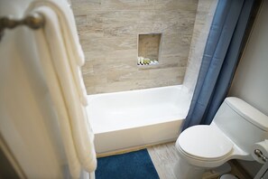 Haartrockner, HandtĂŒcher, Seife, Shampoo