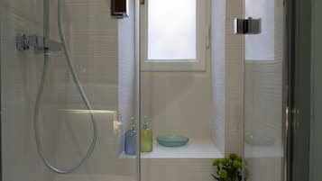 Dusche, Haartrockner, Bidet, Handtücher