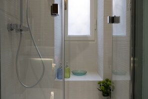 Een douche, een haardroger, een bidet, handdoeken