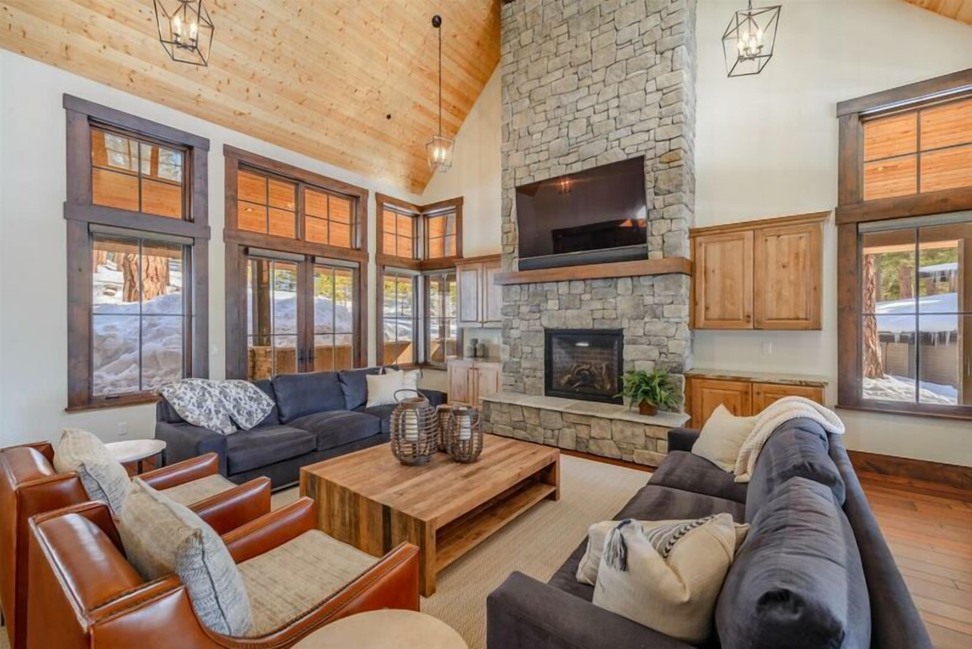 NEW - Truckee Luxury Retreat - Remote Work Friendly - Sleeps 10+