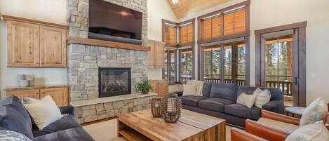 Televisión, chimenea, oficina, monitor de computadora