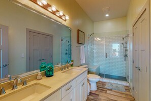 Shower, towels - Marina View, Shared Pool, Golf Cart Access (Port Aransas)