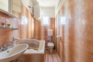 Badewanne, Haartrockner, Handtücher, Seife