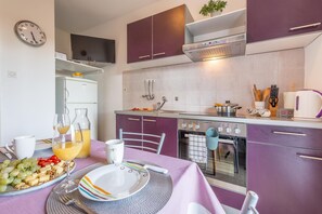 Kühlschrank, Ofen, Herdplatte, Wasserkocher