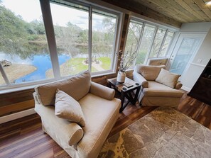 Smart TV, chimenea, videojuegos y libros