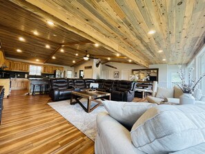 TV connectée, cheminée, jeux vidéo, livres