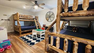 4 habitaciones, tabla de planchar con plancha y cuna de viaje