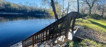 15 ACRE RIVER FRONT CABIN HOUSE ON THE SUWANNEE, WITH SPRING WALKING DISTANCE