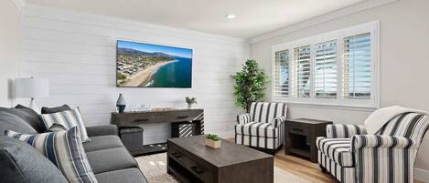 Flat-screen TV, stereo