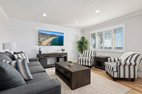 Flat-screen TV, stereo - Beachy Bluffs - Luxury townhome in Carpinteria (Carpinteria)