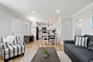 Flat-screen TV, stereo - Beachy Bluffs - Luxury townhome in Carpinteria (Carpinteria)