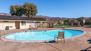 Pool - Beachy Bluffs (Carpinteria)