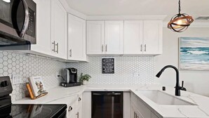 Coffee/tea maker, fridge, microwave, oven - Beachy Bluffs (Carpinteria)