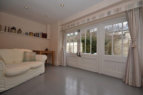 Kings House -  a town house that sleeps 12 guests  in 6 bedrooms