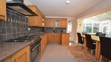 Micro-ondes, four, lave-vaisselle, congélateur