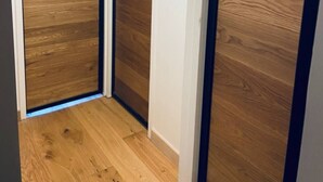 Ein Flur mit Holztüren und einer Leuchte an der Decke.