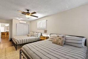 4 bedrooms, desk, iron/ironing board, WiFi - Southwestern Modern 4 Bedroom Home (El Paso)