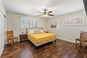 4 bedrooms, iron/ironing board, WiFi, bed sheets - Southwestern Modern 4 Bedroom (El Paso)