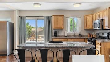 Køleskab, kaffe-/temaskine, køkkentøj/tallerkener/redskaber