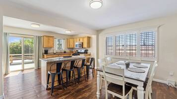 Køleskab, kaffe-/temaskine, køkkentøj/tallerkener/redskaber