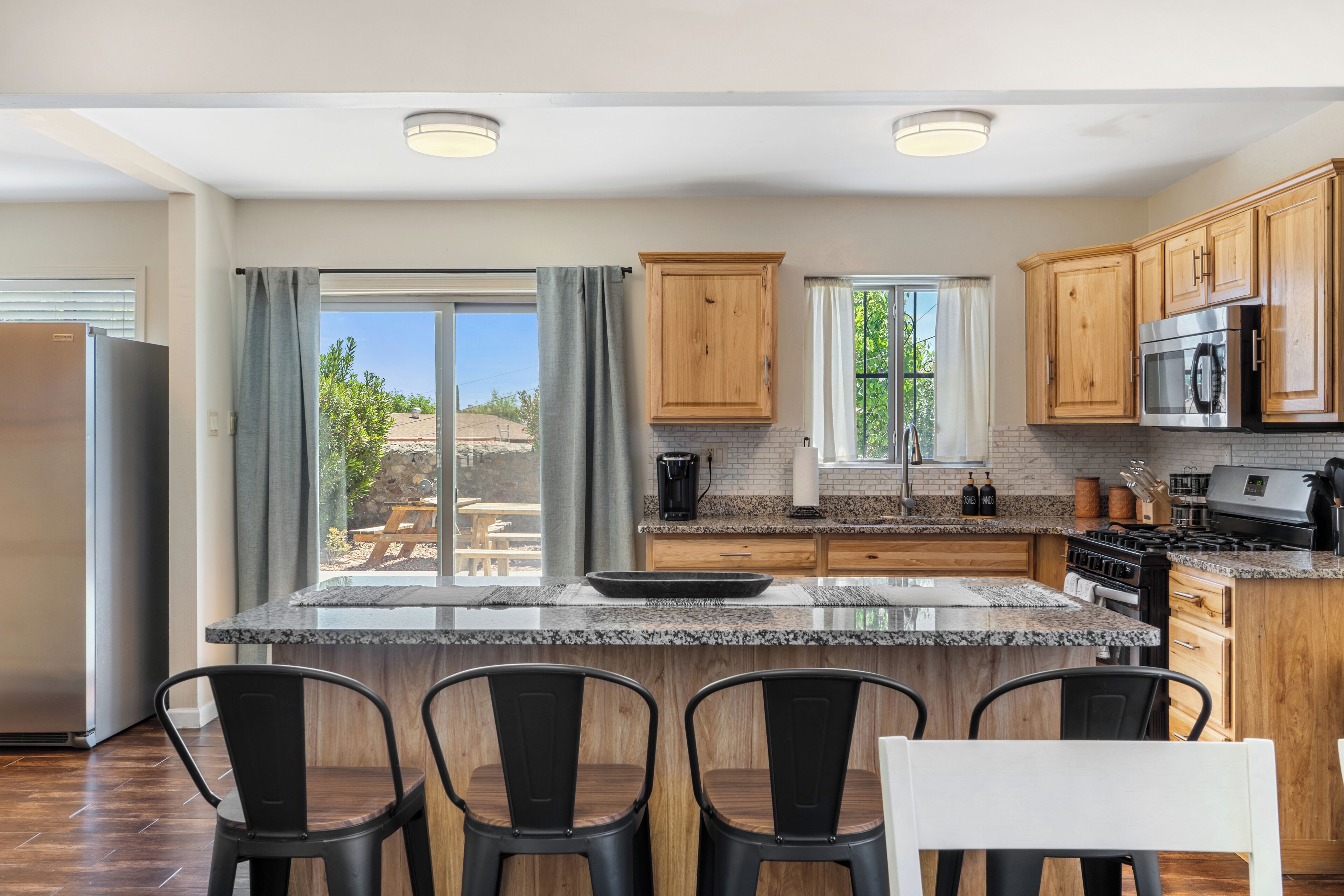 Jääkaappi, kahvin-/teenkeitin, keittoastiat/astiat/ruokailuvälineet