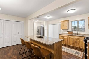 Kühlschrank, Wasserkocher mit Kaffee-/Teezubehör