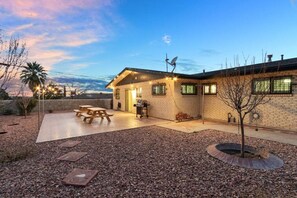 Outdoor dining - Southwestern Modern 4 Bedroom Home (El Paso)