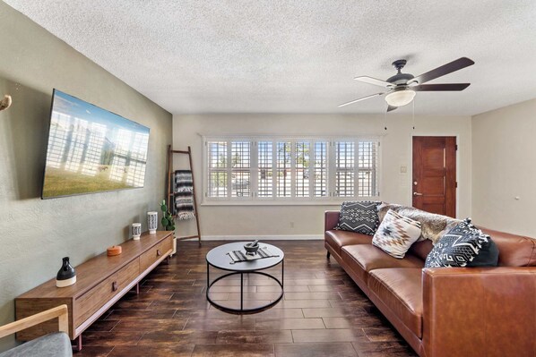 TV, offices - Southwestern Modern 4 Bedroom (El Paso)