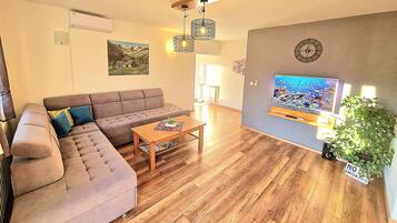 Een smart-tv en een stereo