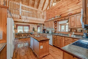 Fridge, microwave, oven, stovetop - Spring Retreat! Theater, Xbox, Hot Tub & PoolTable (Sevierville)